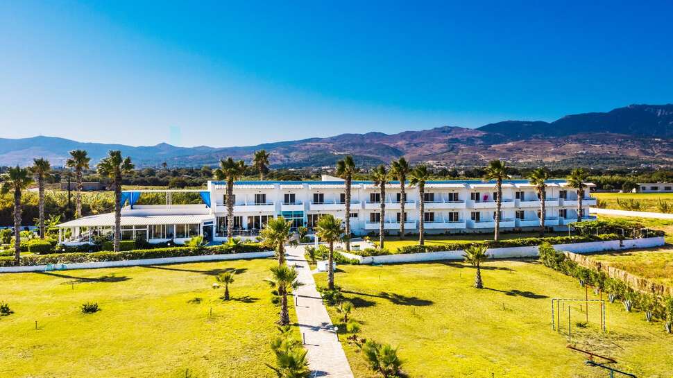 Ein Foto von der Außenansicht des Costa Angela Seaside Resort