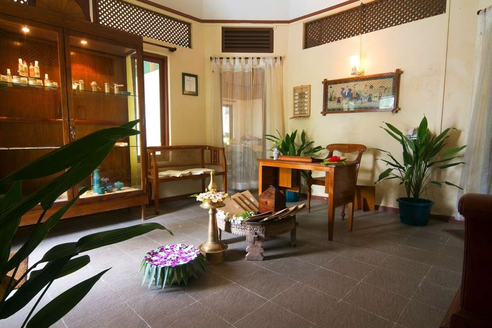 Een foto van het interieur van Equator Village
