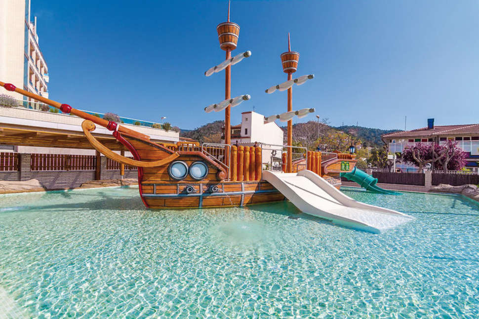 Ein Foto vom Pool im Golden Bahia de Tossa & Spa