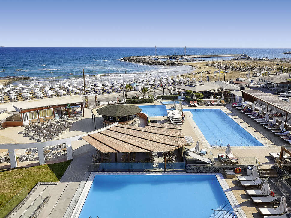 Een foto van het zwembad bij Hotel Astir Beach
