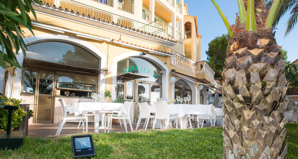 Een foto van het terras bij Ona Cala Pi Club Aparthotel