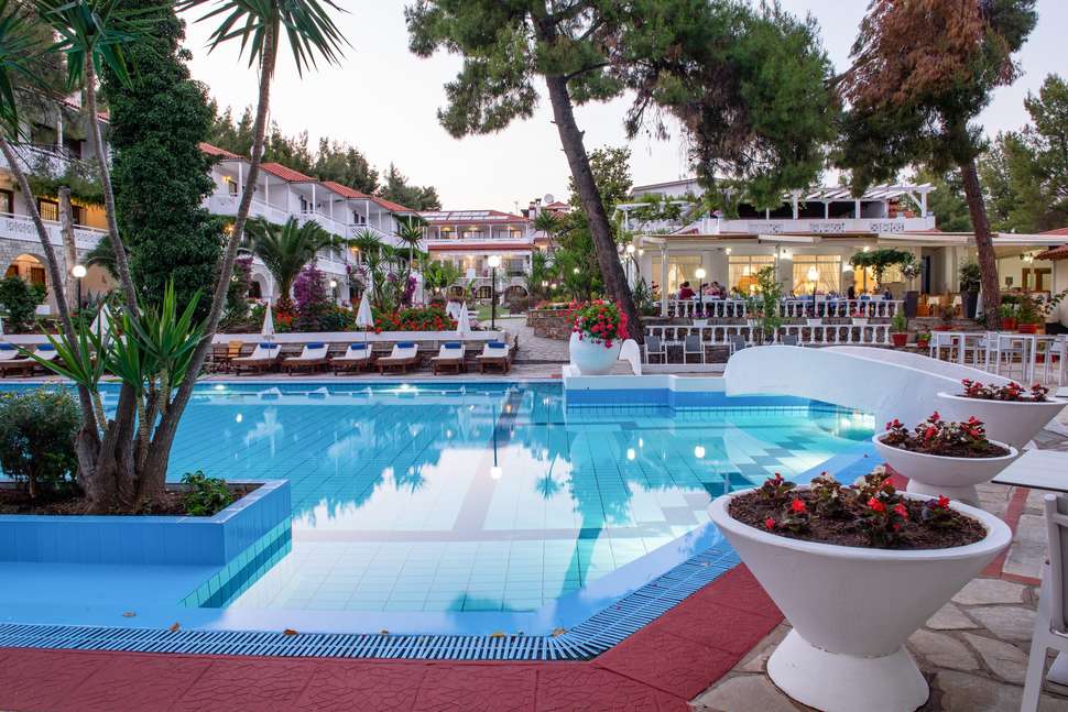 Een foto van het zwembad bij Porfi Beach Hotel
