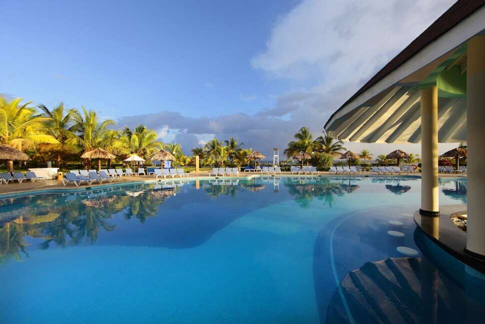 Een foto van het zwembad bij Grand Bahia Principe Jamaica