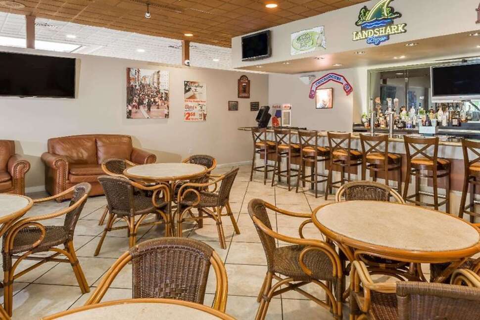 Ein Foto Ramada by Wyndham Kissimmee Gateway