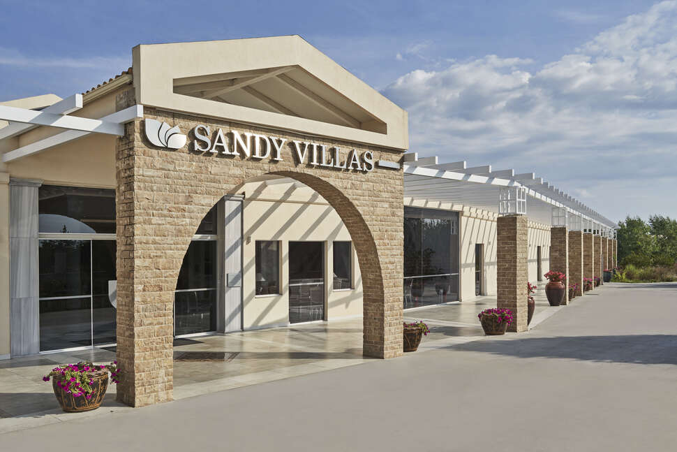 Een foto van de buitenkant van Sandy Beach & Villas