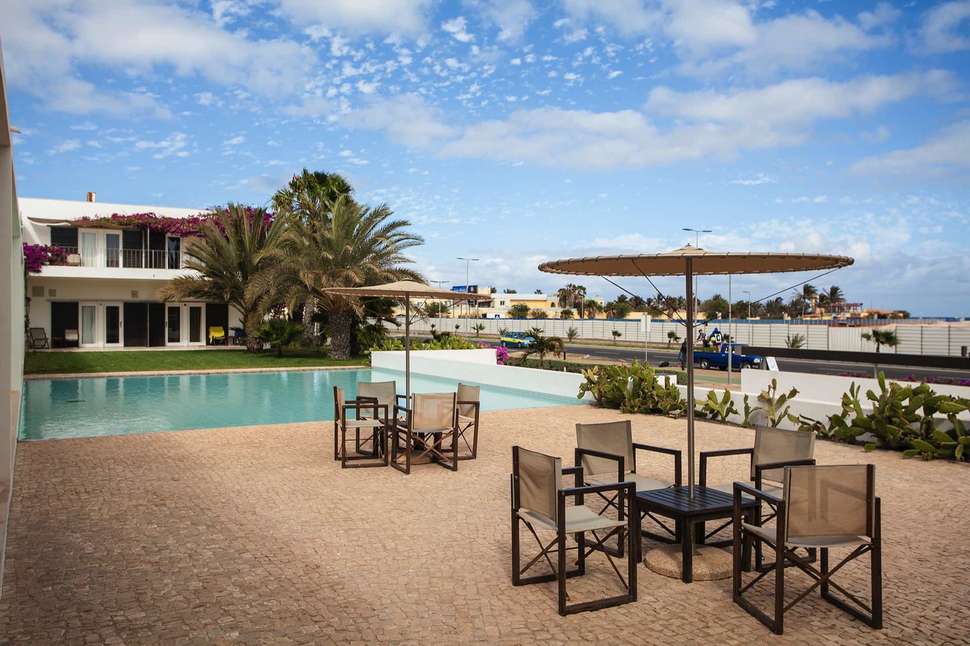 Een foto van het terras bij Hotel Dunas de Sal
