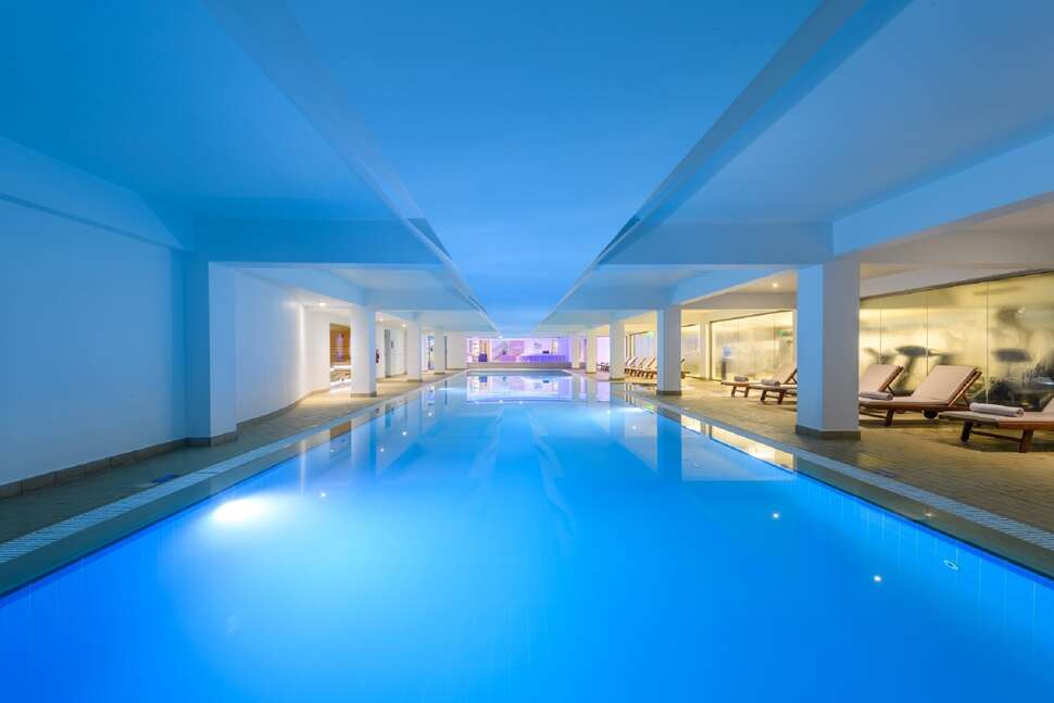 Een foto van het zwembad bij Asterias Beach Hotel