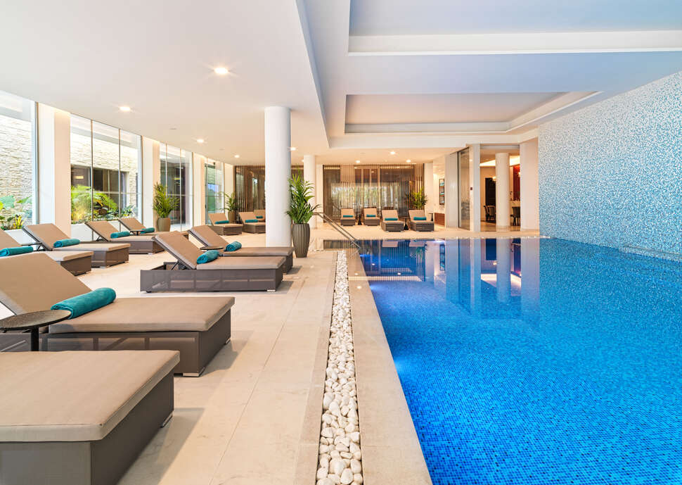 Een foto van het zwembad bij Amanti MadeForTwo Hotels