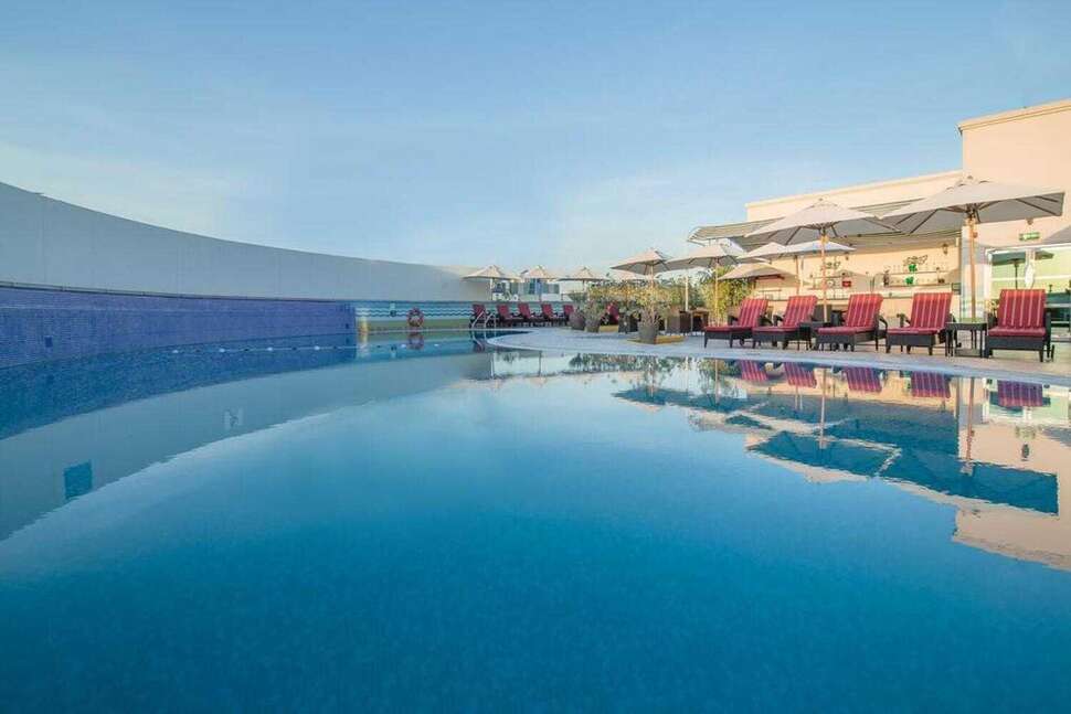 Een foto van het zwembad bij Holiday Inn Bur Dubai Embassy District