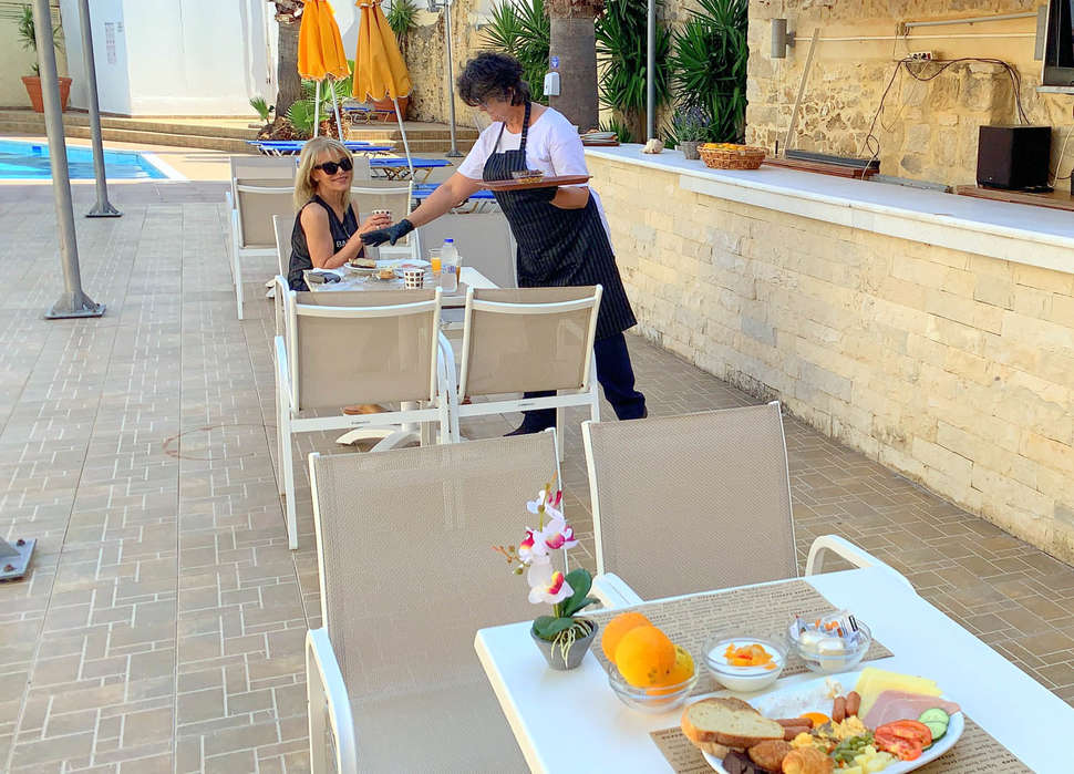 Een foto van het terras bij Kassavetis Center Hotel Studios & Appartementen