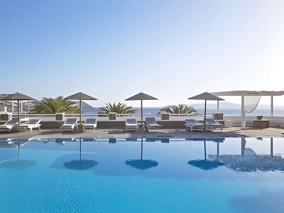 Een foto van het zwembad bij Manoulas Mykonos Beach Resort