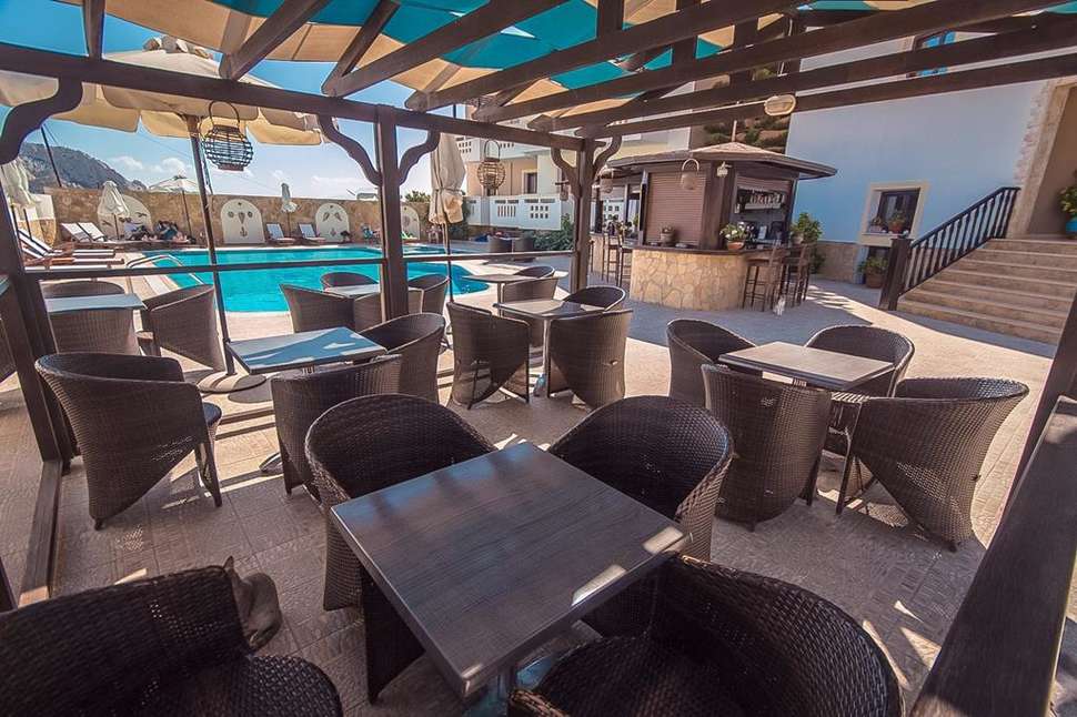 Een foto van het terras bij Arkasa Bay