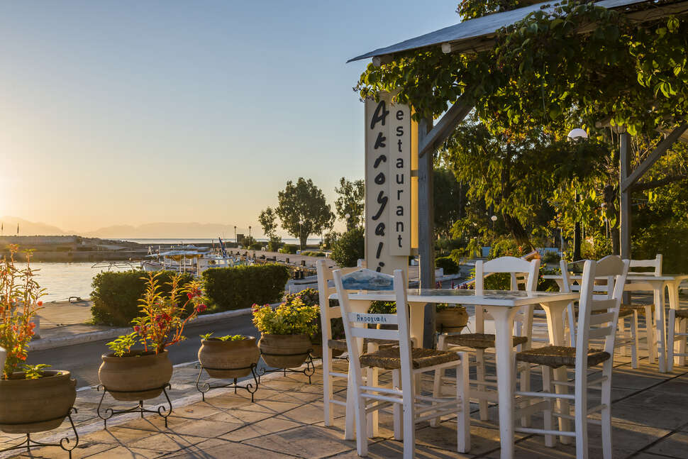 Een foto van het terras bij Akrogiali Hotel