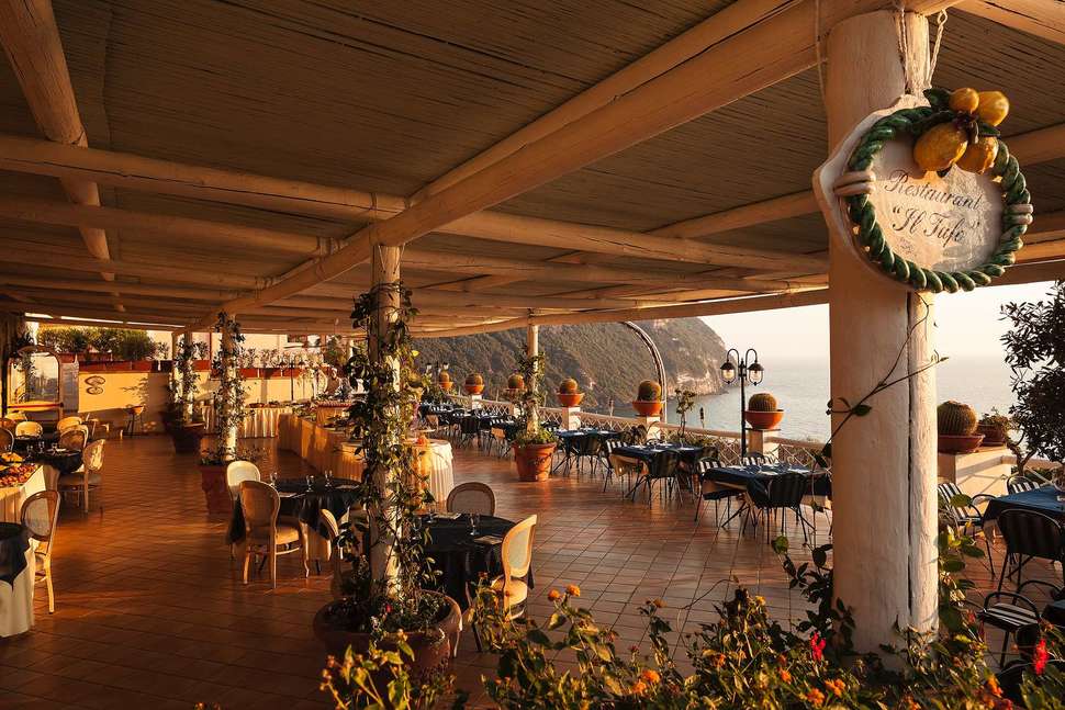 Een foto van het terras bij Sorriso Thermae & Resort