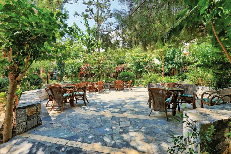 Ein Foto von der Terrasse im Apollonia Beach Resort & Spa