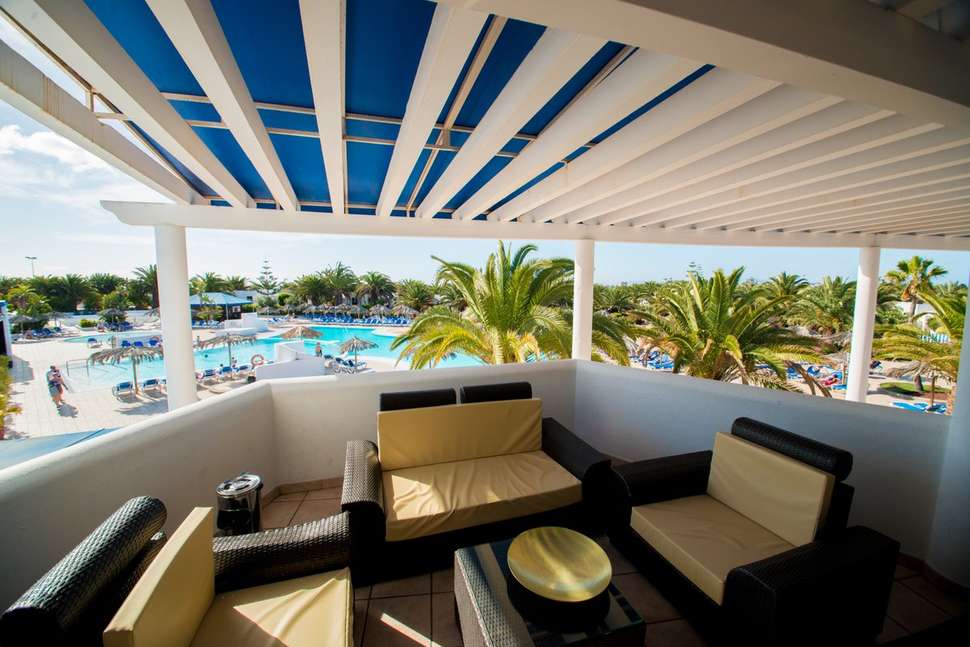 Een foto van het terras bij HL Hotel Rio Playa Blanca