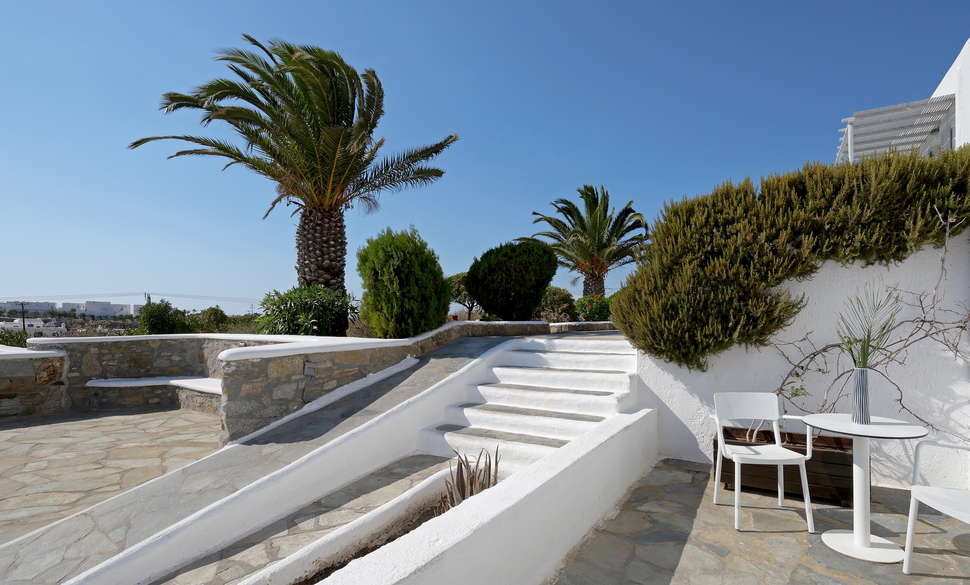 Een foto van het terras bij Andronikos Hotel