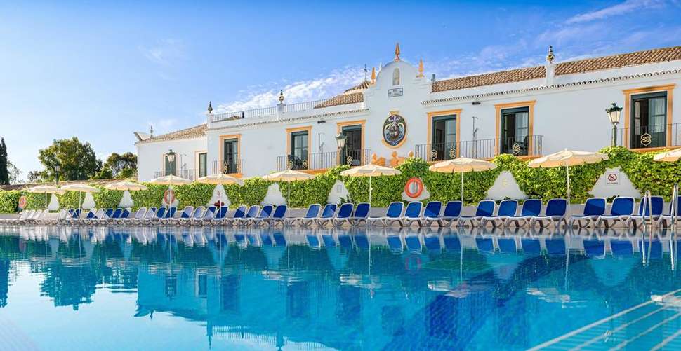 Een foto van het zwembad bij Globales Pueblo Andaluz