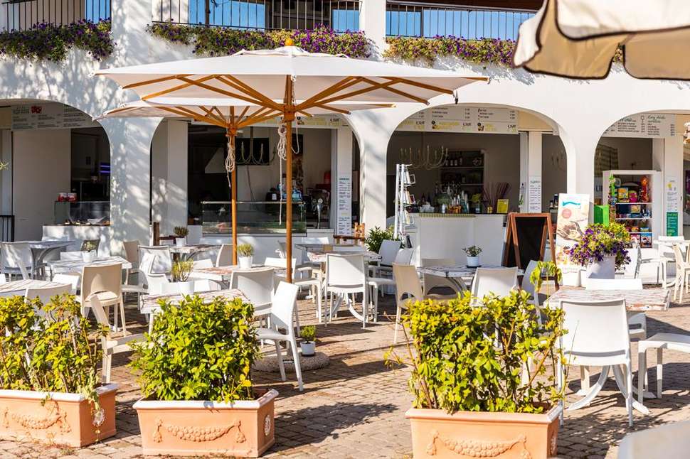 Een foto van het terras bij hu Norcenni Girasole Village