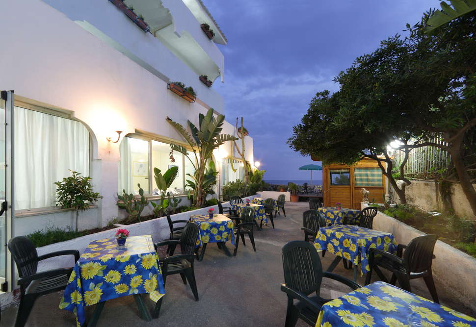 Ein Foto von der Terrasse im Hotel Baia degli Dei
