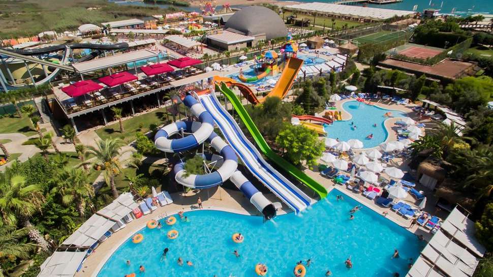 Een foto van het zwembad bij Saturn Palace Resort