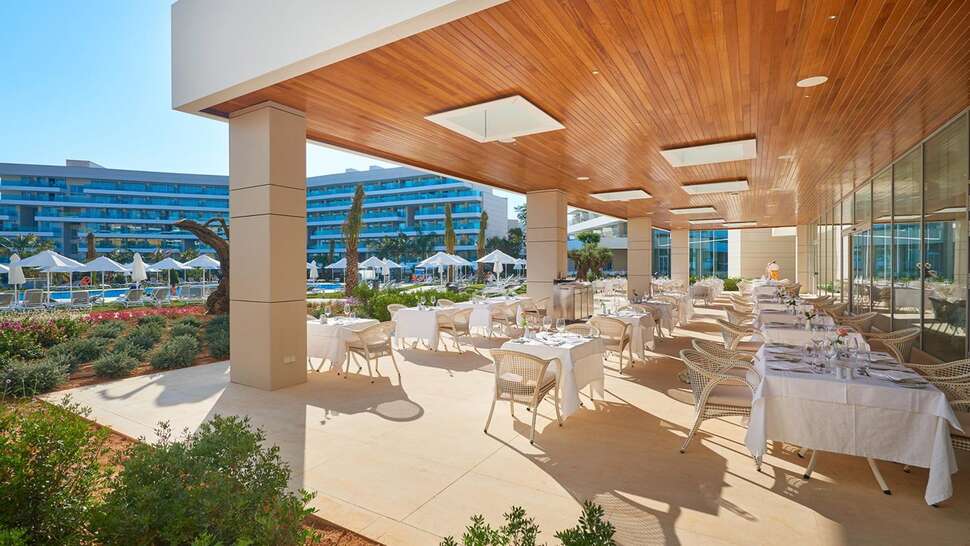 Een foto van het terras bij Hipotels Playa De Palma Palace Hotel & Spa