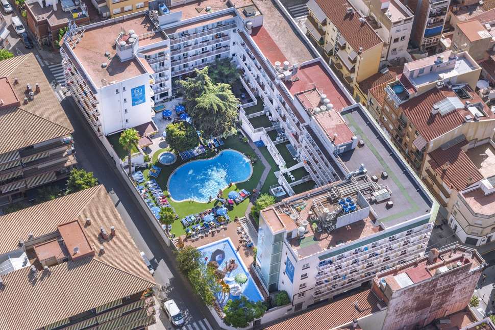 Ein Foto von der Außenansicht des GHT Balmes Hotel Aparthotel & Splash