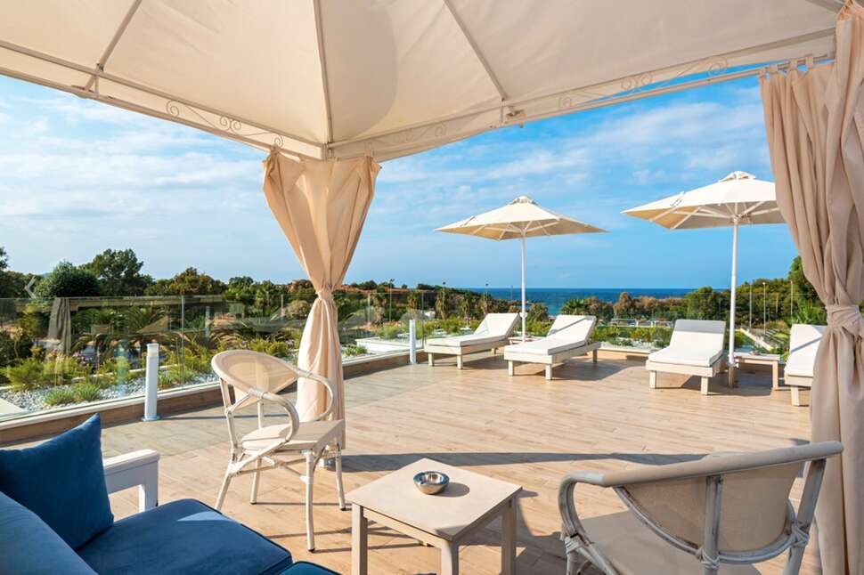 Ein Foto von der Terrasse im Airis Boutique & Suites