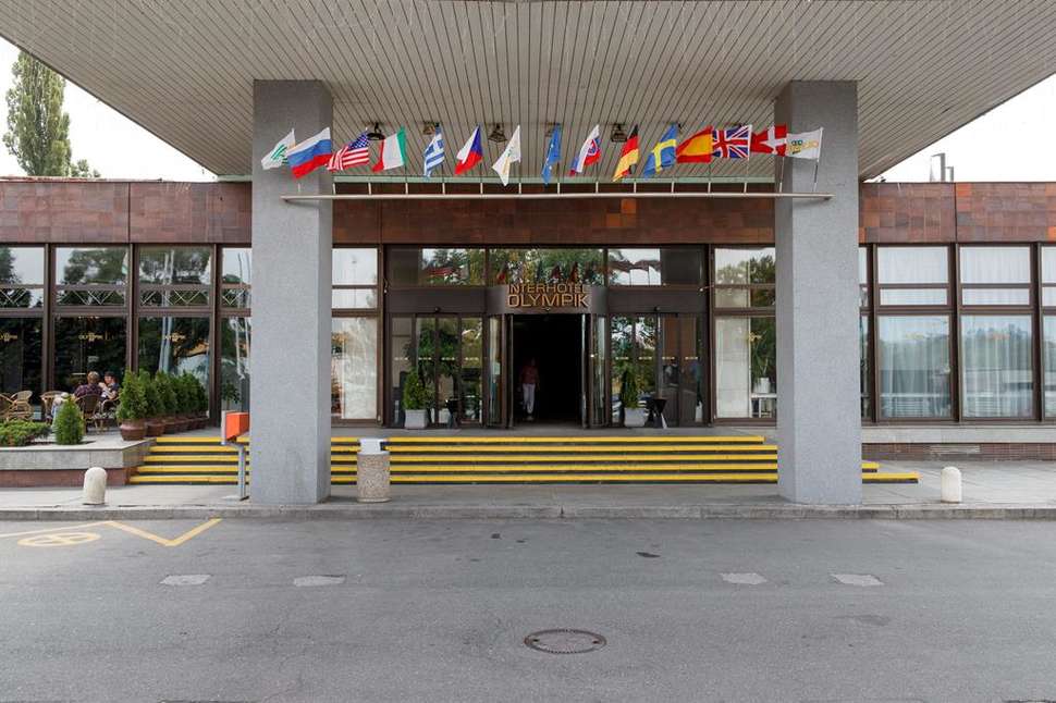 Een foto van de buitenkant van Hotel Olympik