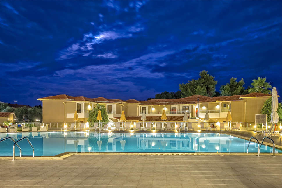 Een foto van het zwembad bij Lagomandra Beach Hotel & Suites