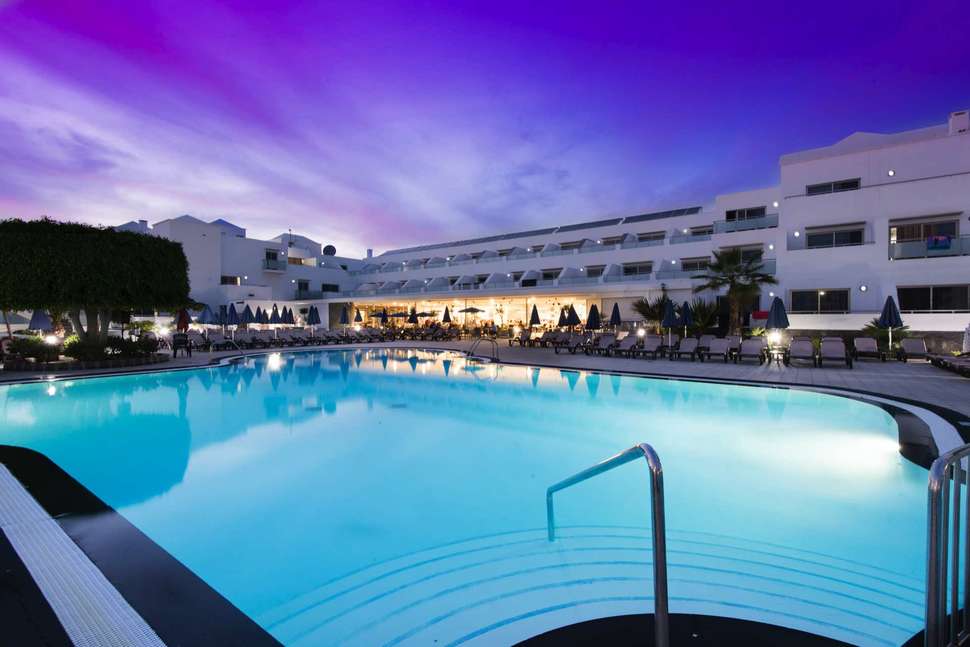 Een foto van het zwembad bij Lanzarote Village