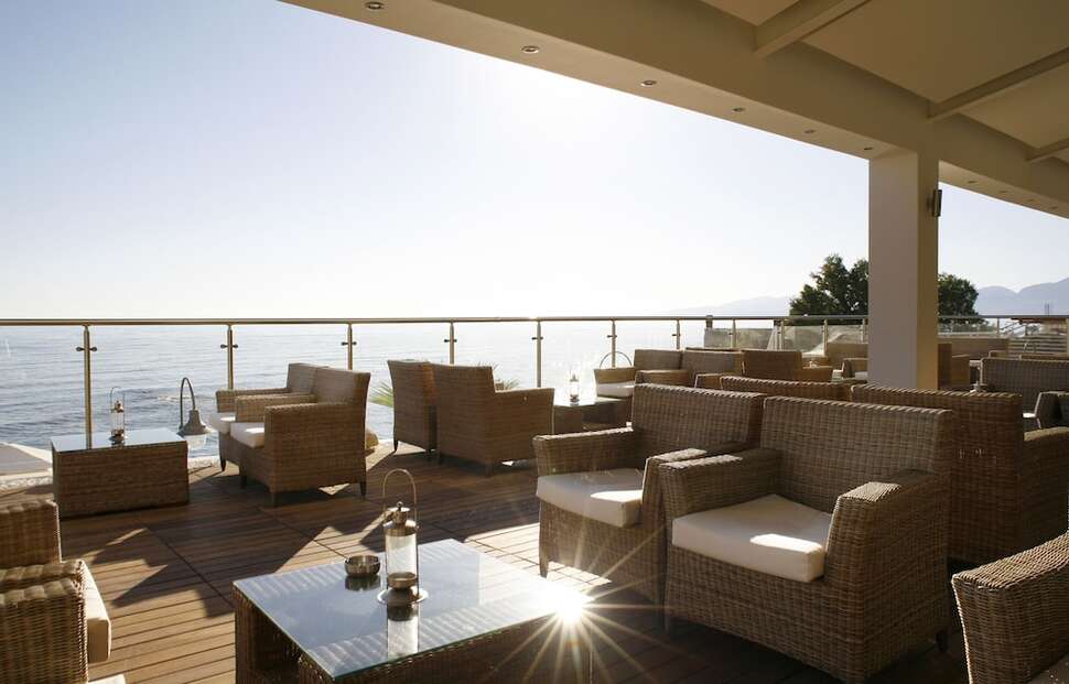 Een foto van het terras bij Glaros Beach Hotel