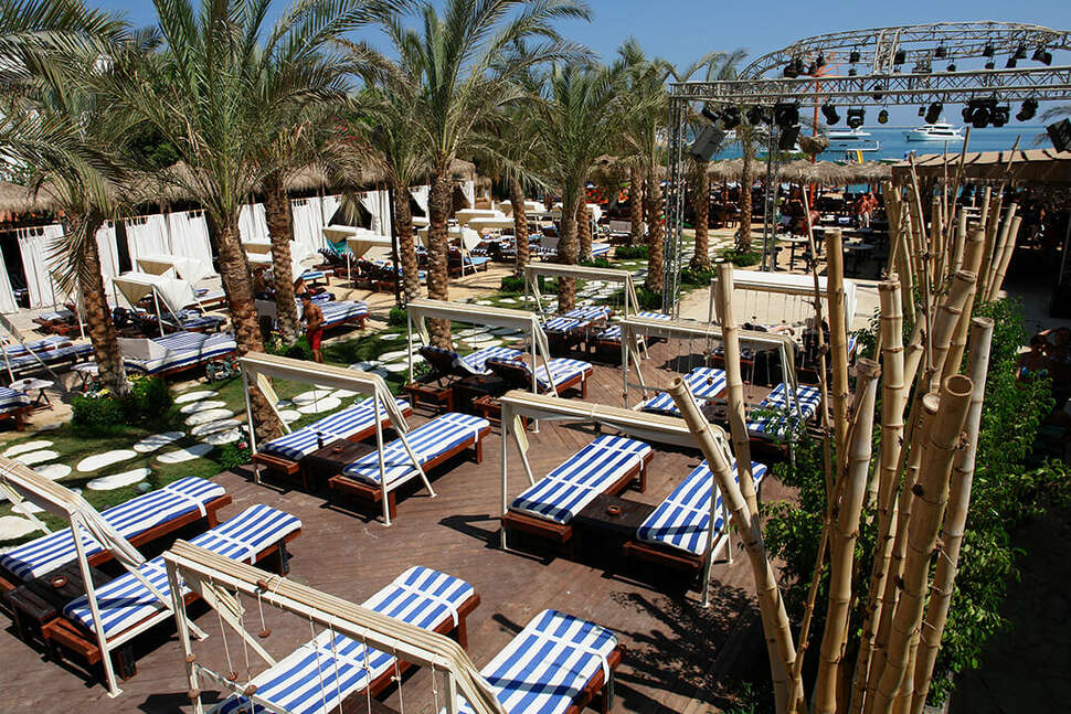 Een foto van het terras bij Elysees Dream Beach Hotel