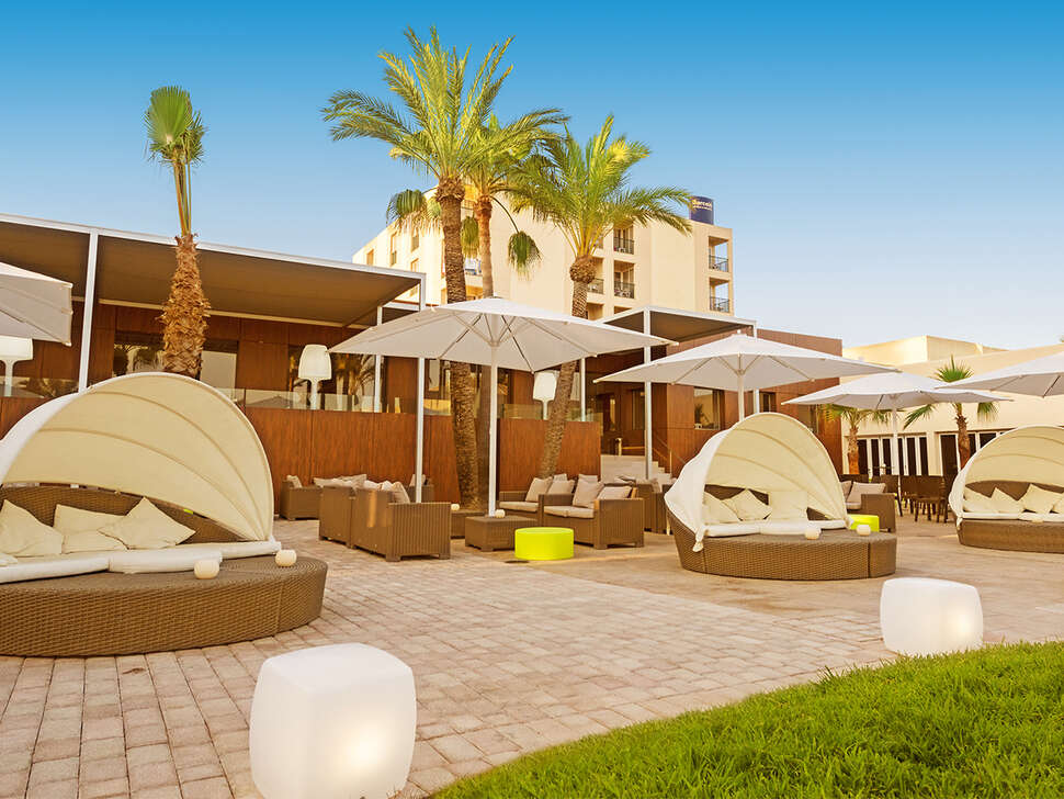 Een foto van het terras bij Occidental Ibiza