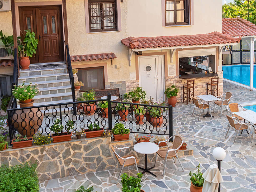Een foto van het terras bij Hotel Matina