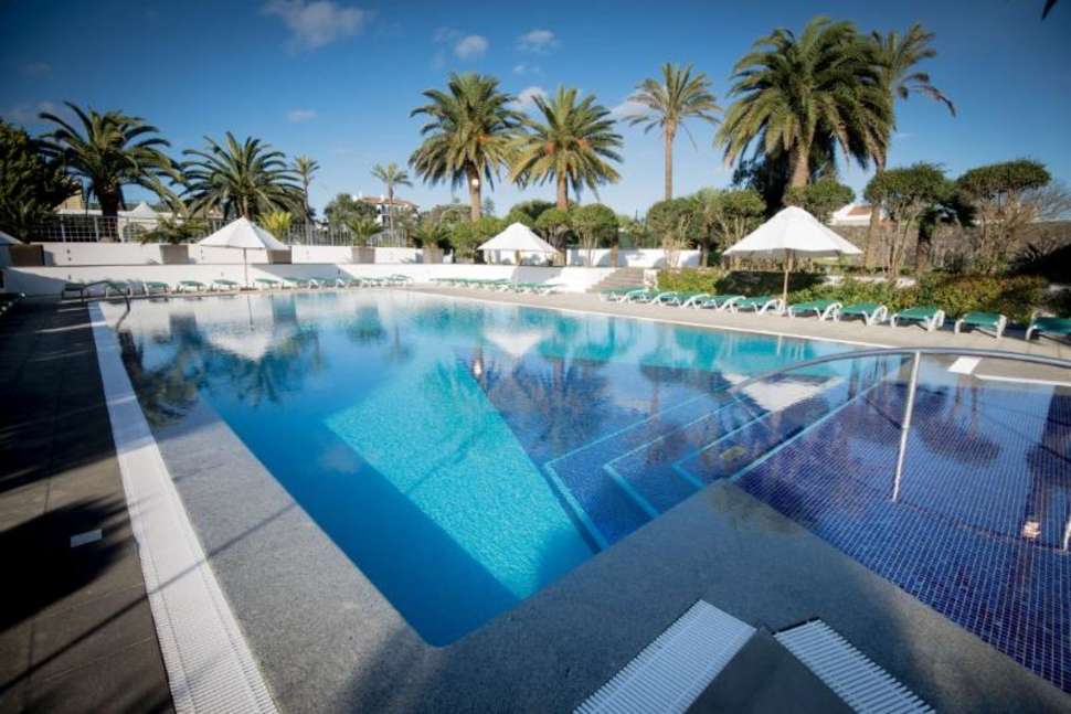 Een foto van het zwembad bij Azoris Royal Garden Hotel