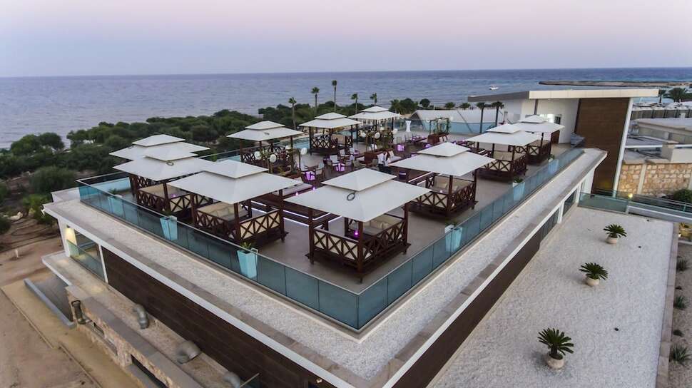 Een foto van het terras bij Asterias Beach Hotel