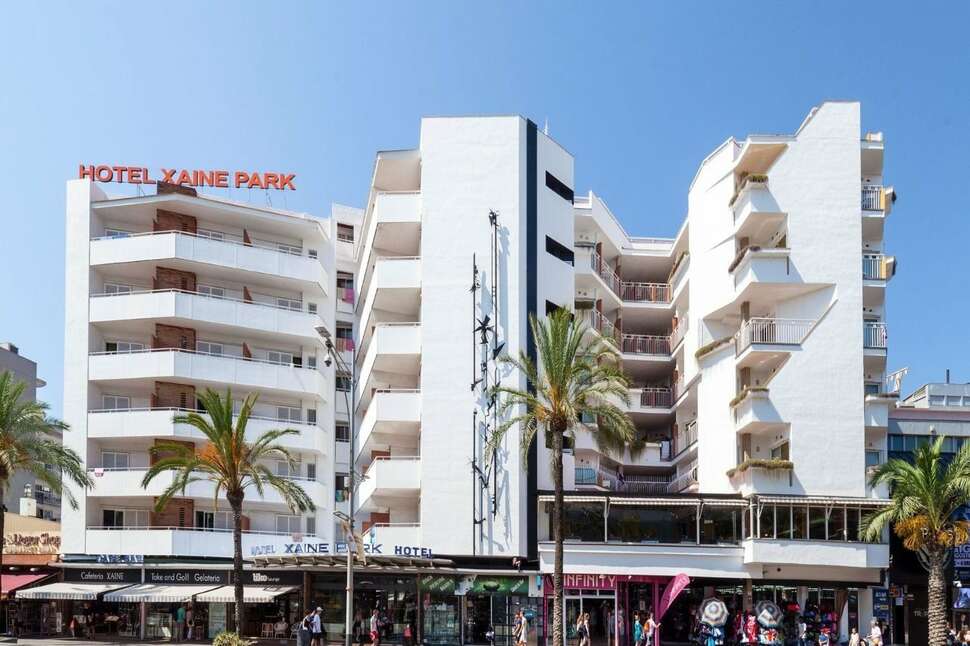 Een foto van de buitenkant van Hotel Xaine Park
