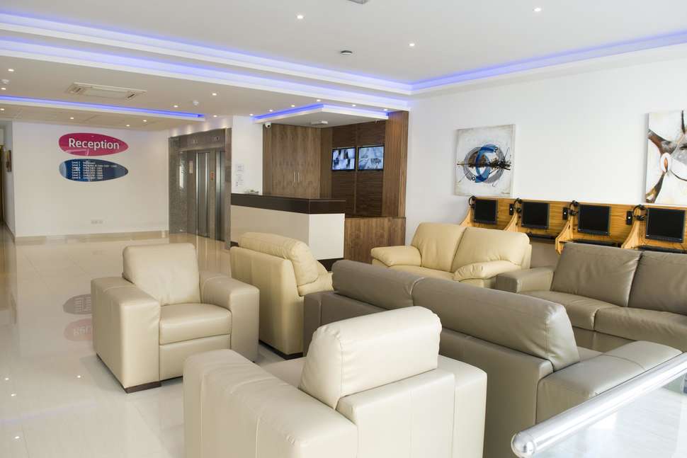 Een foto van het interieur van St Blubay Appartementen