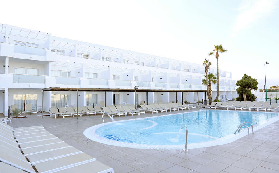 Een foto van het zwembad bij Sentido Aequora Lanzarote Suites