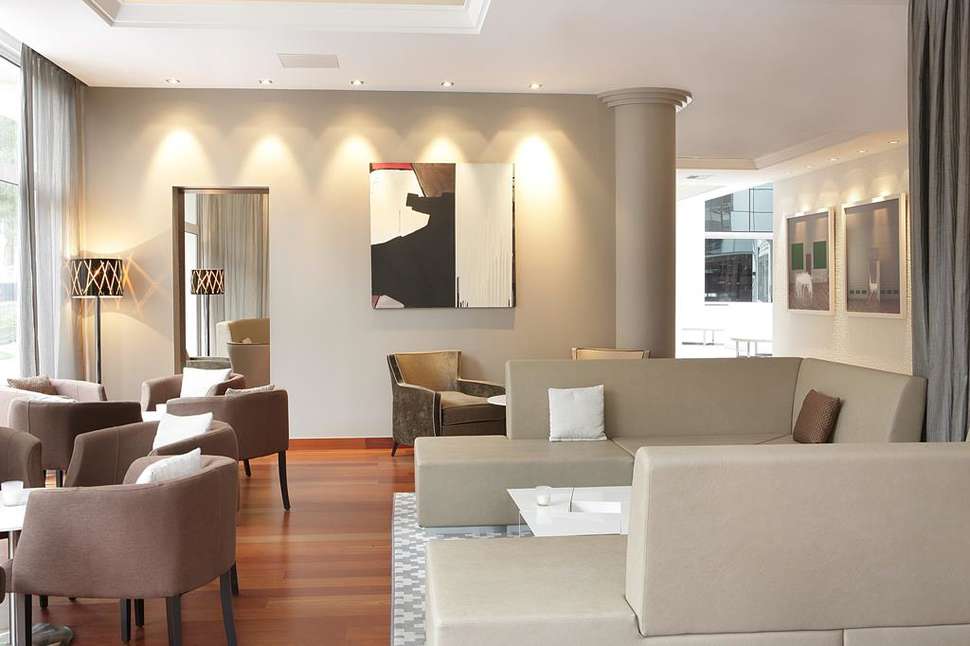 Een foto van het interieur van AC Hotel Ambassadeur Antibes-Juan Les Pins