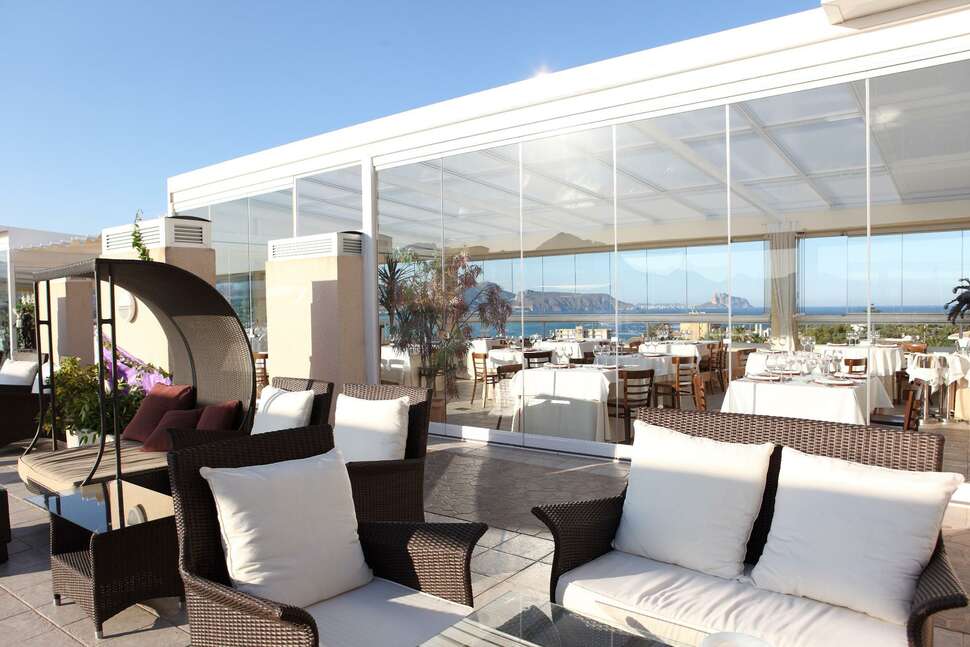 Een foto van het terras bij Sun Palace Albir