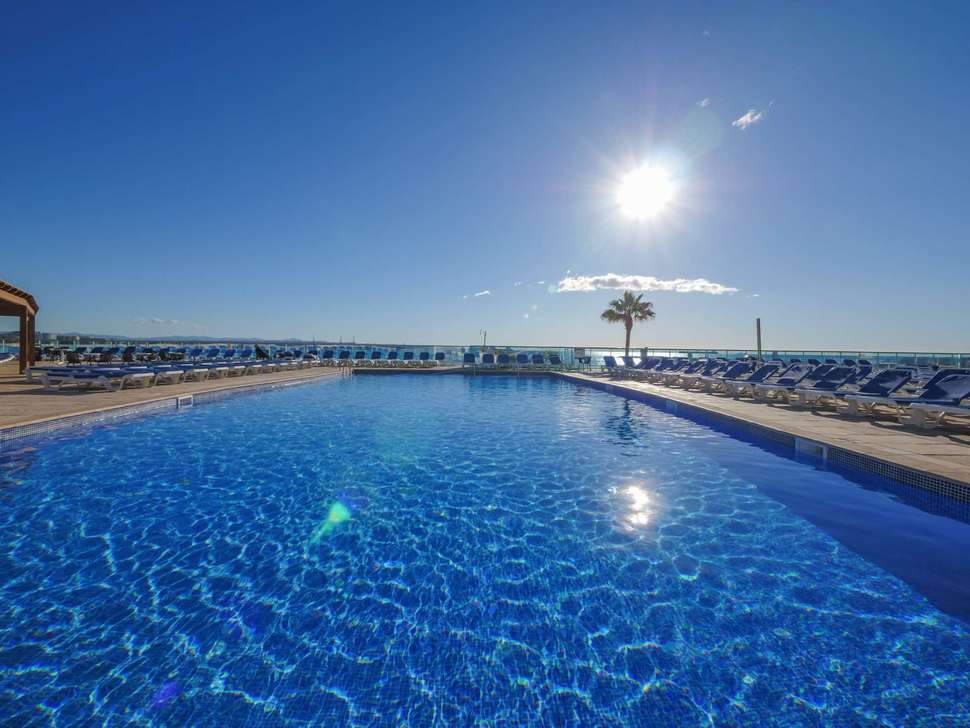 Ein Foto vom Pool im Hotel Golden Donaire Beach