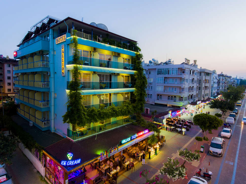 Een foto van de buitenkant van Gallion Hotel