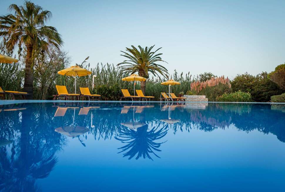 Ein Foto vom Pool im Hotel Ibiscus Corfu