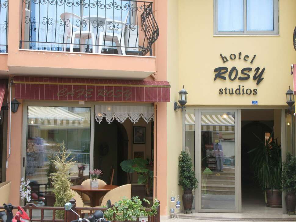 Een foto van de buitenkant van Rosy Suites