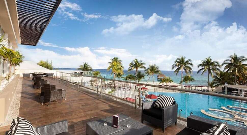 Een foto van het terras bij The Fives Beach Hotel & Residences