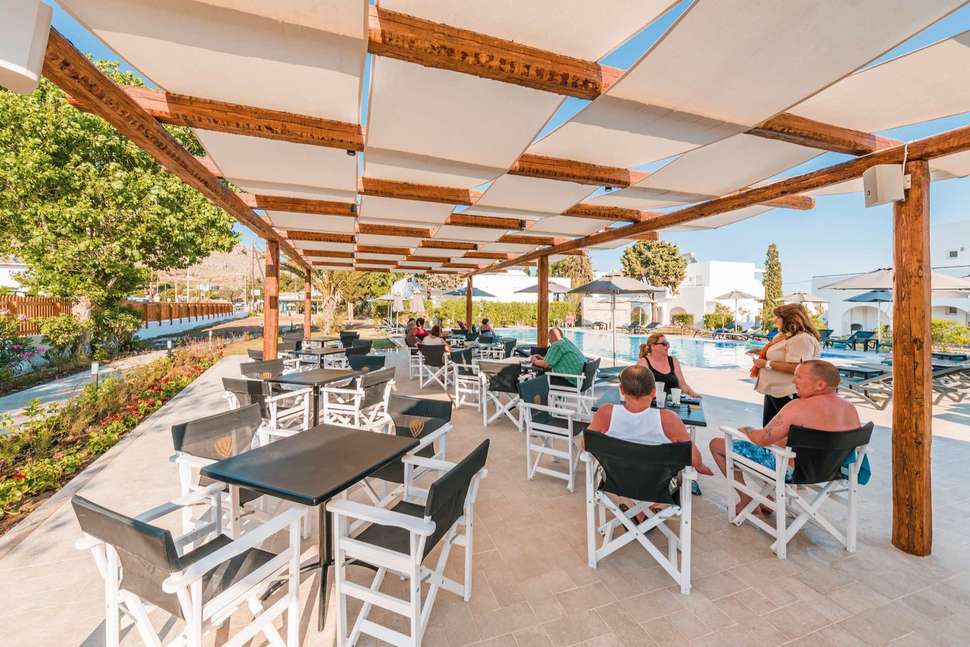 Een foto van het terras bij Belmare Hotel