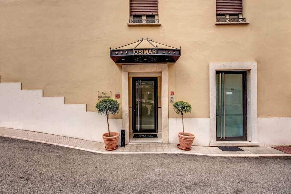 Een foto van de buitenkant van Hotel Osimar