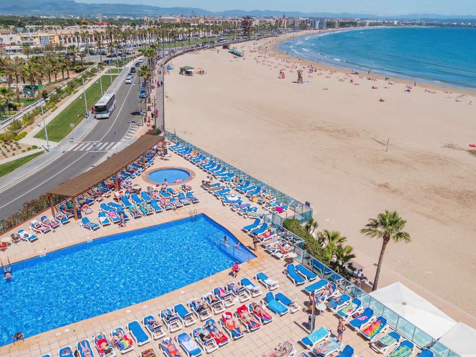 Ein Foto vom Pool im Hotel Golden Donaire Beach